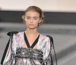 Robe moirée dans des tons pastels,  brodée de dentelle, collection printemps-été 2009 signée Karl Lagerfeld pour Chanel.